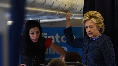 Huma Abedin e Hillary Clinton, na sexta-feira, no avião de campanha.