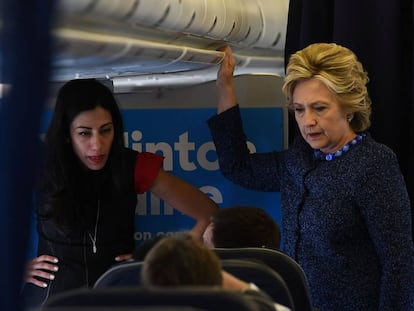 Huma Abedin y Hillary Clinton, este viernes en el avión de campaña