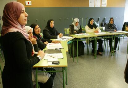 Fauzia, junto a un grupo de mujeres en a un taller municipal.