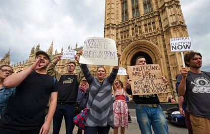Protestas en la puerta del Parlamento, en Londres