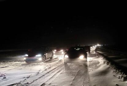 El sábado, a las 17.30 se negó a nuestro coche, que venía de Ávila, el acceso por Villacastín a la A-6, que estaba cortada por nieve. Se nos desvió por la N-6. Así lo hicimos, pero fue una pesadilla, tardamos más de tres horas y media en recorrer 30 kilómetros. Los coches, en su gran mayoría sin las cadenas obligatorias, resbalaban en la nieve, eran incapaces de remontar la más leve cuesta y ocupaban constantemente el carril contrario, impidiendo el acceso a los vehículos que venían en dirección opuesta y especialmente a las quitanieves. Lo peor fueron los orgullosos propietarios de 4x4 sin cadenas que se cruzaban en la calzada o se hundían en los arcenes del carril contrario bloqueando el avance de toda la columna de coches. La DGT pudo hacerlo mejor, pero el colapso no fue provocado por la abundante nevada ni por la escasez de medios, sino por la falta de solidaridad, civismo y previsión de los conductores: deberían haberles quitado el carnet a unos cuantos.