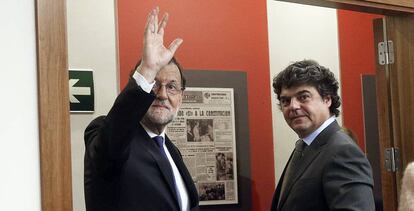 El diplomático Jorge Morgas, a la derecha, con Mariano Rajoy en 2012.