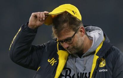 Klopp, capcot després de caure contra el Bremen.