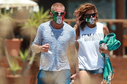 Lapo Elkann y Joana Lemos, con mascarillas por las playas de Ibiza.