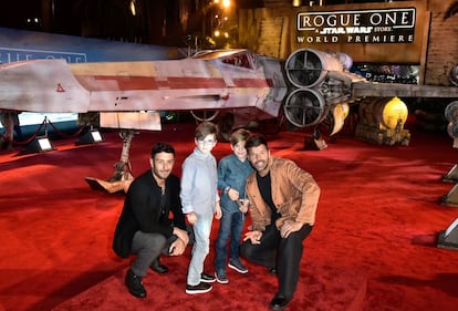 Ricky Martin, junto a su entonces prometido Jwan Yosef y sus hijos, en el estreno de Star Wars Rogue One en diciembre de 2016 en Los Ángeles.