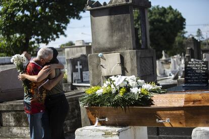 Dos familiares lloran durante el funeral de una víctima de covid en el cementerio Inahuma, en Río de Janeiro. El Instituto Butantan de Brasil ha comenzado este miércoles a producir las primeras dosis de su vacuna contra el coronavirus ButanVac, la primera desarrollada totalmente en Brasil, pese a la negativa de la Agencia Nacional de Vigilancia Sanitaria (Anvisa) de autorizar el inicio de pruebas clínicas de este inmunizador en humanos.