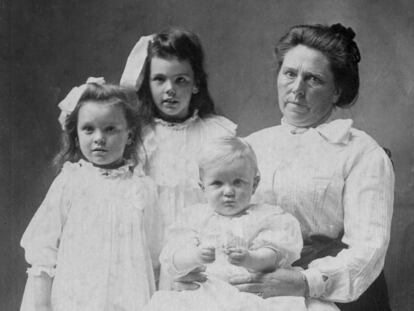 Belle Gunnes con (de derecha a izquierda) sus hijos Lucy, Myrtle y Philip, en 1904.