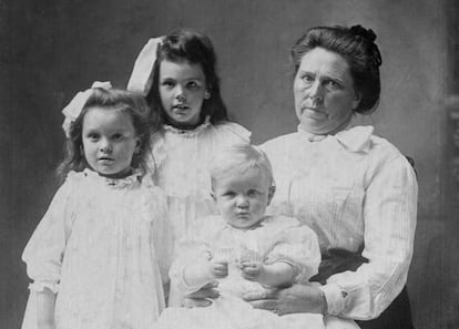 Belle Gunnes con (de derecha a izquierda) sus hijos Lucy, Myrtle y Philip, en 1904.