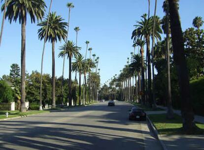 Un paseo guiado por las casas de las estrellas de Beverly Hills sigue siendo algo que manda la tradición