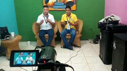 Víctor Tikay durante una entrevista.