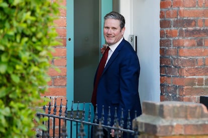 El nuevo líder laborista, Keir Starmer, sale de su casa el 4 de abril de 2020 en Londres. Starmer fue elegido nuevo líder del Partido Laborista, reemplazando a Jeremy Corbyn.