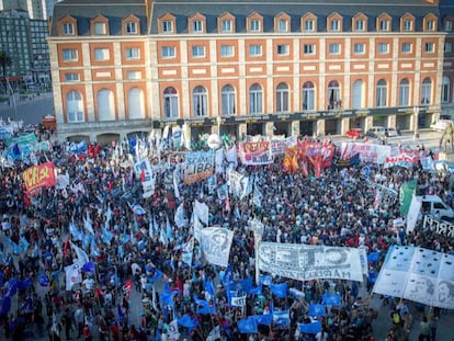 Protesta en enero en Mar del Plata contra la domiciliaria concedida a Etchecolatz.