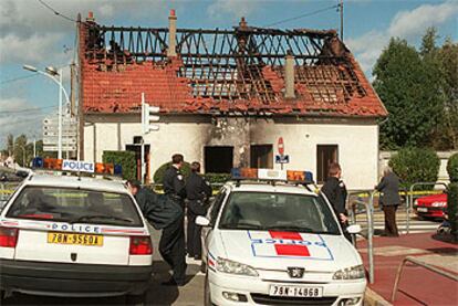 La policía vigila la sinagoga cercana a París que resultó parcialmente destruida por una bomba, el 11 de octubre.