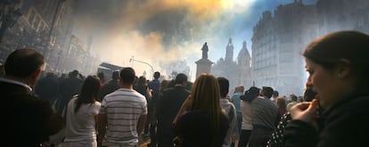 El públic observa una de las mascletades que es disparen a la plaça de l'Ajuntament de València.