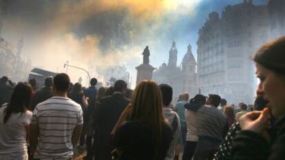 El públic observa una de las mascletades que es disparen a la plaça de l'Ajuntament de València.