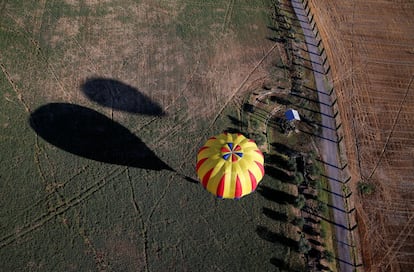 Dos globos de aire caliente comienzan a elevarse en la localidad de Todi (Italia).