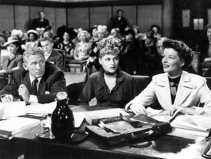 De izquierda a derecha, Spencer Tracy, Judy Hollyday y Katharine Hepburn en un juicio de 'La costilla de Adán'.