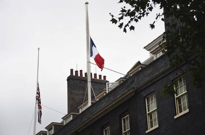 Las banderas de Francia y Reino Unido a media asta en Downing Street, Londres.