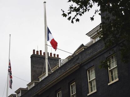 Las banderas de Francia y Reino Unido a media asta en Downing Street, Londres.