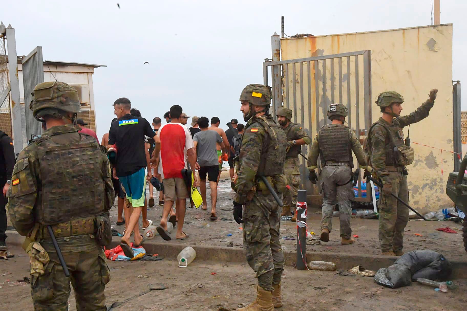 Cientos de personas regresan a Marruecos tras cruzar la frontera con Ceuta
