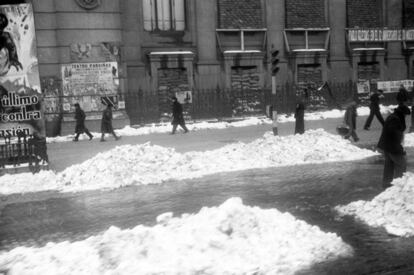Nieve acumulada en las calles y aceras de la capital tras una intensa nevada caída en enero de 1938, durante la Guerra Civil, en la imagen se pueden observar las ventanas del edificio protegidas con sacos de arena.
