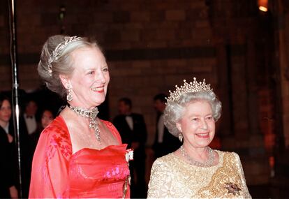 Desde la muerte de su prima lejana la reina Isabel II en septiembre de 2022, Margarita es la única mujer que ostenta alguno de los tronos europeos. En la imagen, Margarita de Dinamarca e Isabel de Inglaterra, durante un acto oficial en Londres, en febrero del 2000.