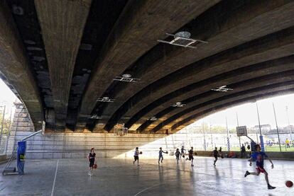 Bajo este mismo puente, ahora el polideportivo de Fort Pienc, tocó Django Reinhardt con unos gitanos en 1936.