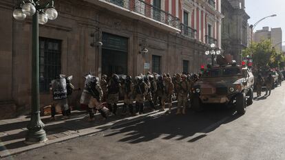 Un pelotón de la policía militar ante el Edificio de Gobierno en Plaza Murillo de La Paz (Bolivia).