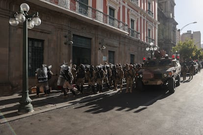 Un pelotón de la policía militar ante el Edificio de Gobierno en Plaza Murillo de La Paz (Bolivia).