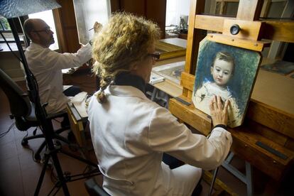 En el taller del museo también trabajan con obras de otros pintores, en la imagen una restauradora actúa sobre el 'Retrato de Joaquín de Goyena' del pintor Raimundo de Madrazo.