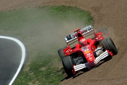 Michael Schumacher se sale de la pista al pinchar.