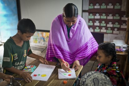Muchas de las profesoras de primaria de las escuelas de la organización en los barrios más precarios de Dacca son antiguas alumnas, vecinas y pobres también, que costean su formación superior con el sueldo que les paga la ONG por este trabajo.