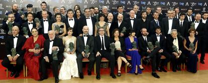 Foto de familia de todos los premiados a la finalización de la gala de entrega de los 28 premios Goya, que se ha celebrado en el Hotel Auditorium de Madrid.