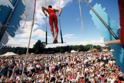 Trapecista en el 'fringe', la sección paralela del Festival de Edimburgo.