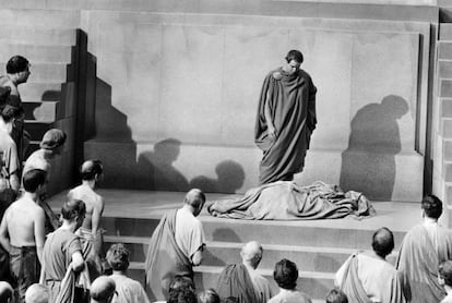 Marco Antonio (Marlon Brando) contempla el cad&aacute;ver de Julio C&eacute;sar en la pel&iacute;cula de 1953 basada en la obra de Shakespeare.