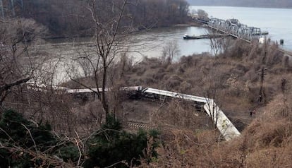 Lugar del fatal descarrilamiento de tren cerca de la estación Spuyten Duyvil en el barrio del Bronx de Nueva York