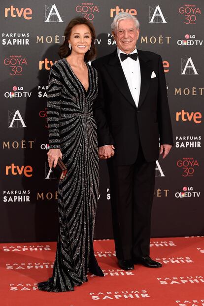 Una de las parejas más esperadas de la noche: Isabel Preysler, vestida de Naeem Khan, y Mario Vargas Llosa, que entregará el premio a mejor guión original