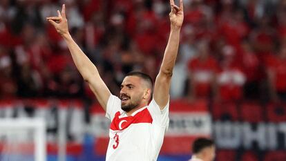 Merih Demiral hace el gesto del lobo gris, el pasado martes durante el partido entre Turquía y Austria, en Leipzig.