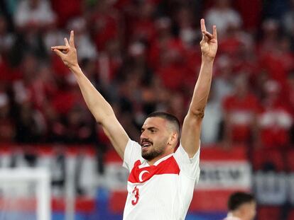 Merih Demiral hace el gesto del lobo gris, el pasado martes durante el partido entre Turquía y Austria, en Leipzig.