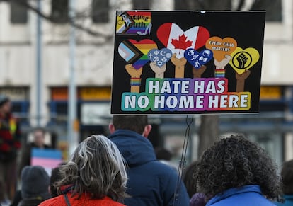 Manifestación personas trans durante un desfile en Churchill Square, en Alberta, Canadá