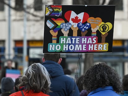 Personas se manifiestan a favor de las personas trans durante un desfile en Churchill Square, en Alberta, el pasado febrero.