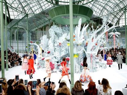 Desfile de Karl Lagerfeld para alta costura de Chanel.