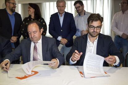 Pedro Sanz y Diego Ubis firman el acuerdo anticorrupción de Ciudadanos.