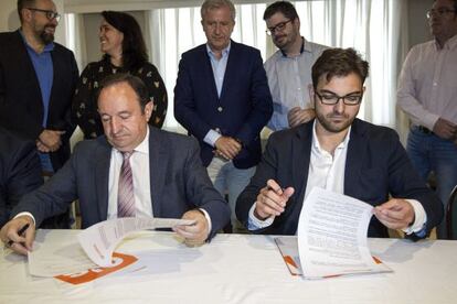 Pedro Sanz y Diego Ubis firman el acuerdo anticorrupci&oacute;n de Ciudadanos.