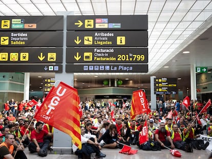 Protesta de trabajadores de Iberia y Swissport  en la Terminal 1 del Aeopuerto Josep Tarradellas El Prat de Barcelona, el pasado mes de octubre.