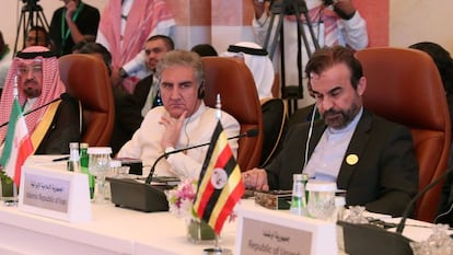El representante iraní, Reza Najafi (derecha), durante la reunión preparatoria de las tres cumbres, celebrada este jueves en Yeddah.