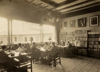 Adolf Mas, con barba al fondo de la imagen, trabajando en su archivo en 1927.