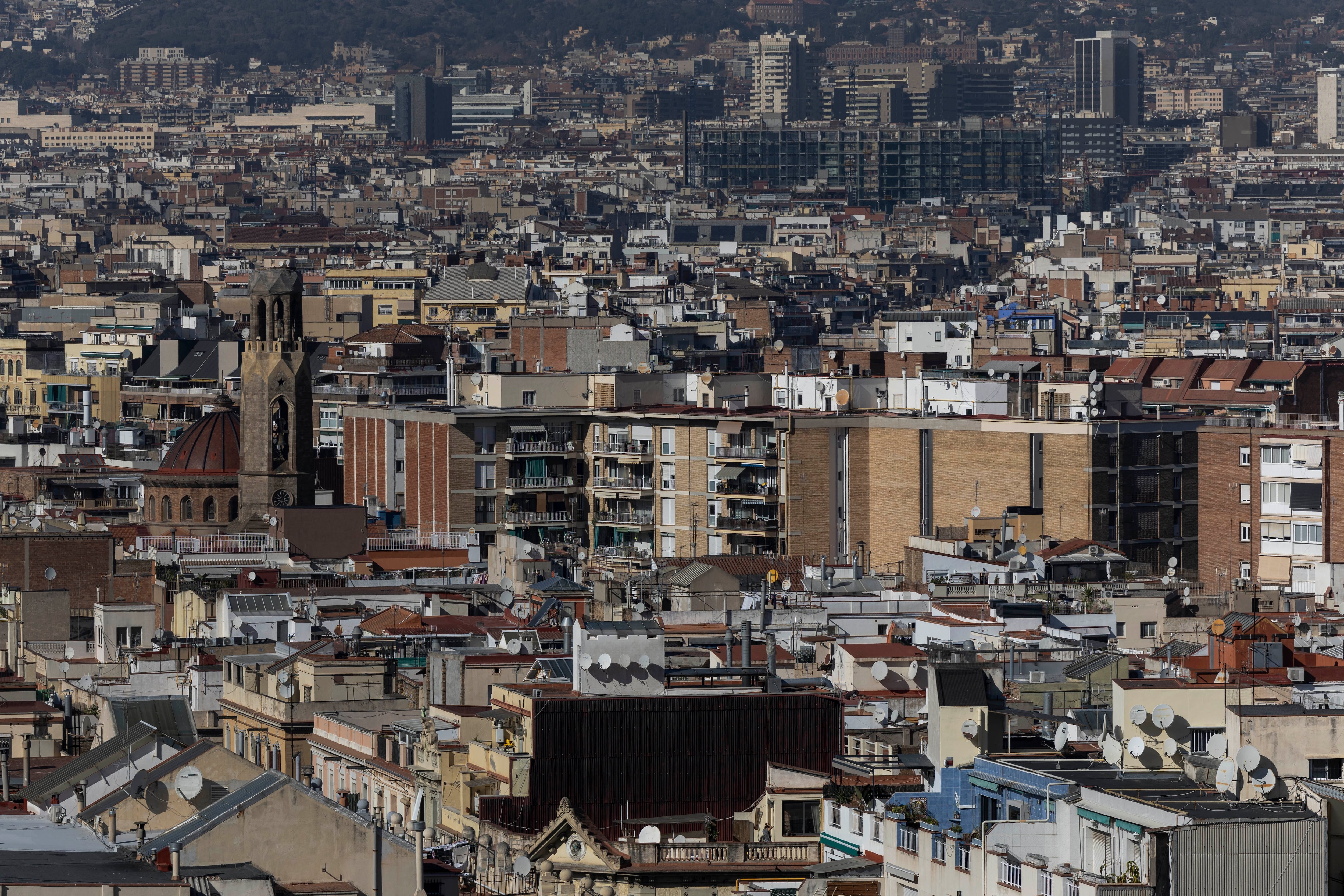 Inquilinos de Barcelona se movilizan para frenar la subasta de cinco fincas propiedad del Hospital Clínic