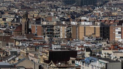 Edificios de Barcelona de distintas épocas, en la zona del Poble Sec y Sant Antoni, en una imagen reciente.