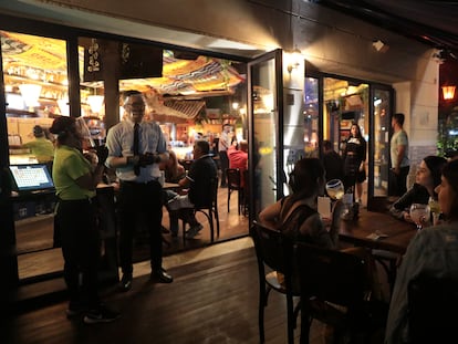 Frequentadores voltam a bar do Leblon após a reabertura de setor no Rio.